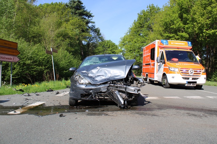 POL-MI: Verkehrsunfall mit Leichtverletzten - Zwei Mal Totalschaden