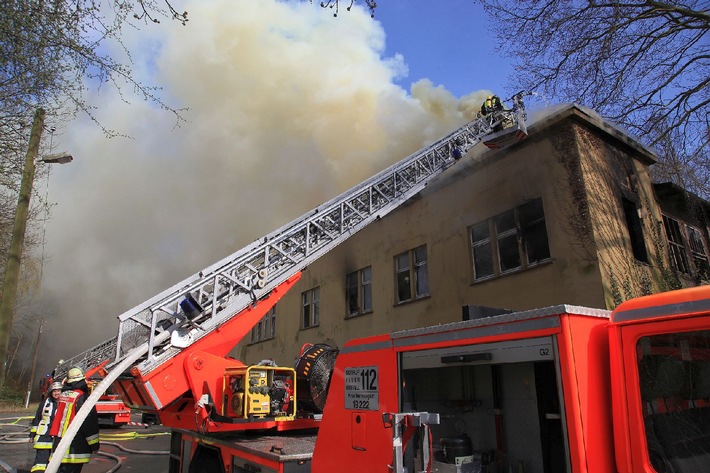 FW-E: Feuer in leer stehendem Wohn- und Geschäftshaus in Essen-Schonnebeck, keine Verletzten