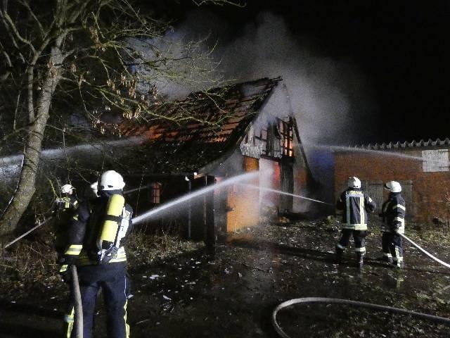 POL-CUX: Brand eines leerstehenden Resthofes in Bülkau - Jugendliche unter Tatverdacht (Foto im Anhang)