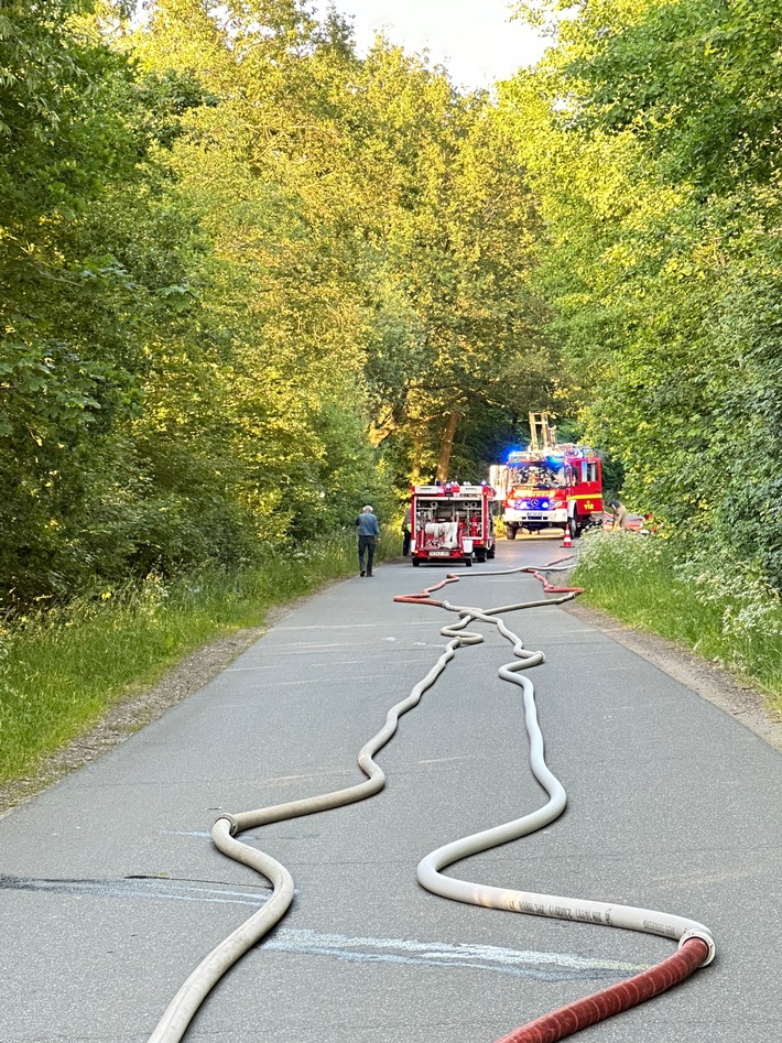 FW-SE: Holzschuppen im Vollbrand