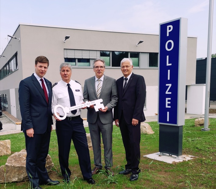 POL-KS: Neue Polizeistation Melsungen offiziell eröffnet:
Symbolische Schlüsselübergabe an Stationsleiter Gerd Kümmel
