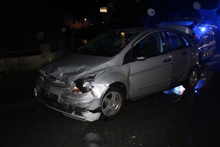 POL-MI: Bei Abbiegemanöver auf B 65: Renault und Mercedes stoßen zusammen