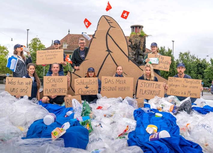 Kunstaktion und Übergabe Plastikpetition in Bern