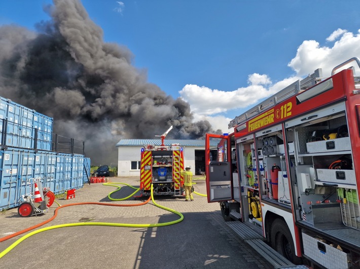 FW-RD: 380 Einsatzkräfte löschen Großbrand in Melsdorf