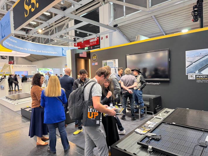 S-5! präsentiert Solarbefestigungslösungen auf der Smarter E Europe / Mit S-5-CP für Solar-Carports und Facet Mount für einlagige Foliendächer