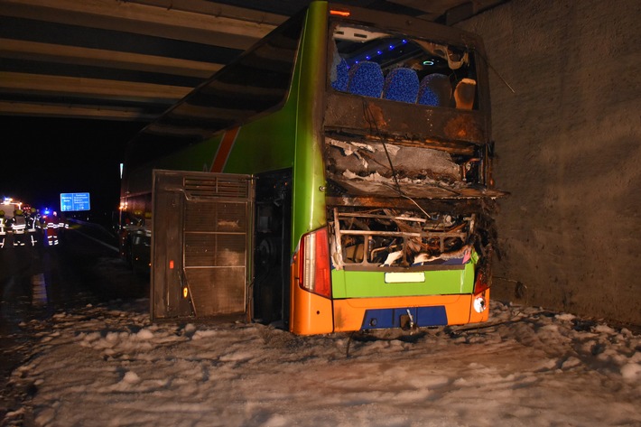 POL-VER: Fernbus gerät auf Autobahn in Brand - Insassen unverletzt