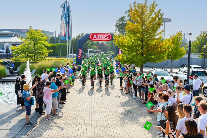 „Tour der Hoffnung“ zu Besuch bei ABUS – Spendenradtour macht Zwischenstopp in Wetter