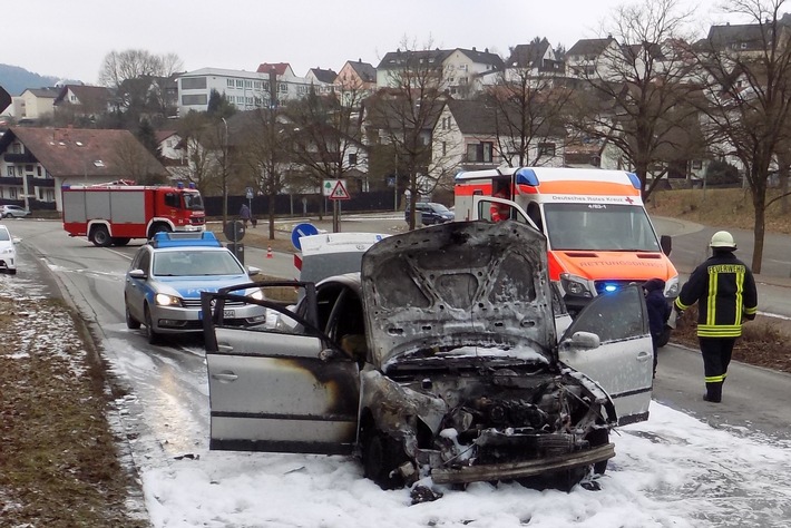 POL-PDPS: Rodalben, Lindersbachstraße - VU mit ausgebranntem Pkw