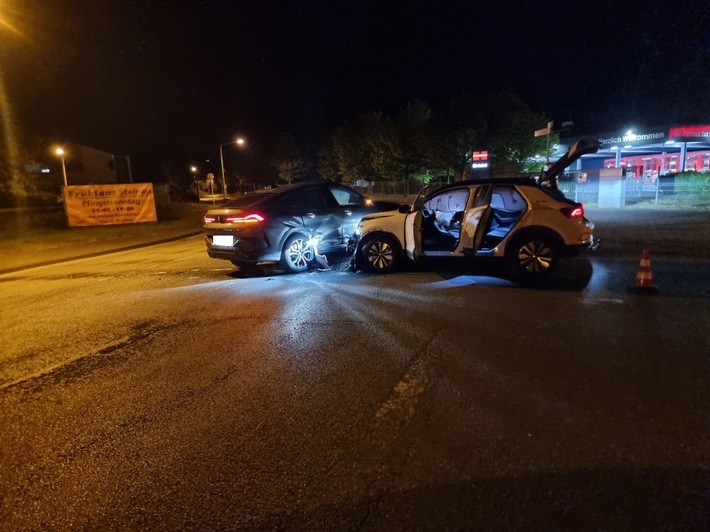 POL-CUX: Mehrere Verkehrsunfälle mit Verletzten und hohen Sachschäden am Sonntag (Foto zum Verkehrsunfall in Cuxhaven im Anhang)