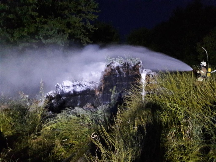 POL-PDMY: Brand von Strohballen