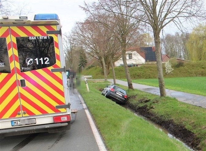 POL-MI: Auto gerät in den Straßengraben