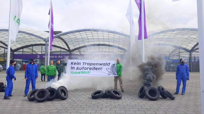 Kein Tropenwald in Autoreifen! Protest bei Automesse in Hannover