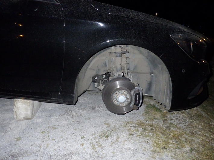 POL-KLE: Kleve - Mercedes aufgebockt und Räder gestohlen