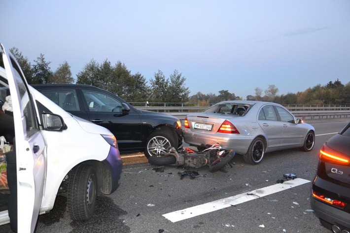 POL-HF: Verkehrsunfall mit acht Beteiligten -
Motorradfahrer leicht verletzt