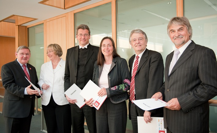 Steinmeier lobt effektiven Einsatz von Spendengeldern bei Aktion Deutschland Hilft / Fritz Pleitgen, Wolfgang Thierse und sechs weitere neue Mitglieder ins Kuratorium aufgenommen