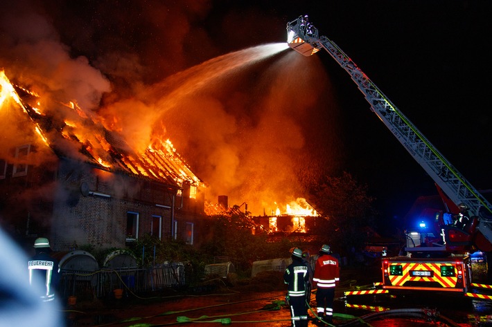 FW Lüchow-Dannenberg: Flammeninferno in Grippel (SG Elbtalaue/Lk. Lüchow-Dannenberg) +++ Großbrand vernichtet Stall und Wohngebäude +++ über 160 Feuerwehrleute im Einsatz