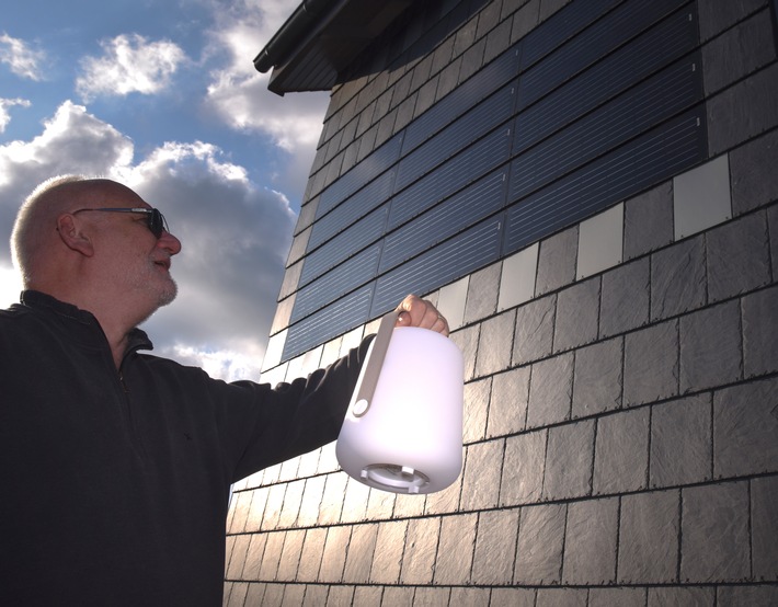 Wo die Wand das Licht macht - Naturfassade aus Schiefer schützt, dämmt und liefert Energie