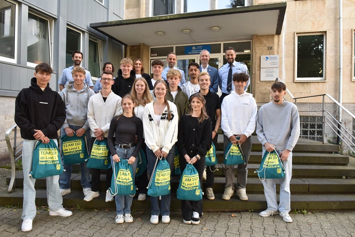 POL-MK: 14 neue Schülerinnen und Schüler der Fachoberschule Polizei begrüßt