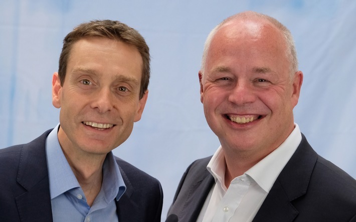 Sven Gösmann (r), Chefredakteur dpa Deutsche Presse-Agentur GmbH, und Roland Freund, Stellvertreter des Chefredakteurs. Roland Freund wechselt im Februar 2019 als neuer Landesbüroleiter nach Bayern. Roland Freund wird Landesbüroleiter in Bayern - Bernward Loheide übernimmt in Stuttgart - Ulf Mauder wechselt nach Moskau. Die Verwendung dieses Bildes ist für redaktionelle Zwecke honorarfrei. Veröffentlichung bitte unter Quellenangabe: "obs/dpa Deutsche Presse-Agentur GmbH". Weiterer Text über ots und www.presseportal.de/nr/8218