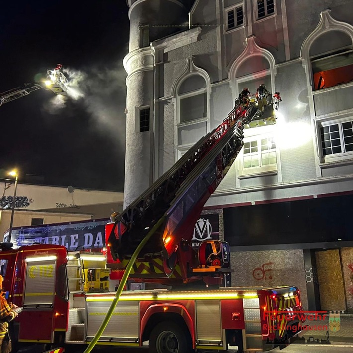 FW-RE: Erstmeldung: Brand in ehem. Table-Dance-Bar - keine Verletzten - Feuerwehr im Großeinsatz