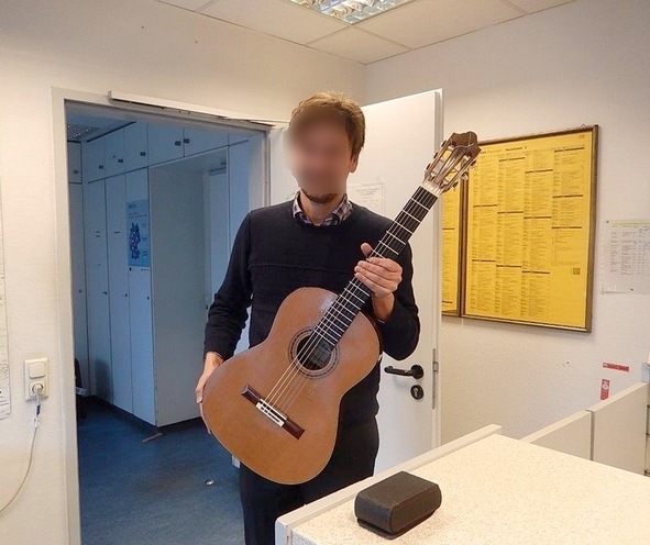 BPOL-FL: Dänischer Musiker steigt zu spät in Zug- Bundespolizisten stellen hochwertige Gitarre sicher