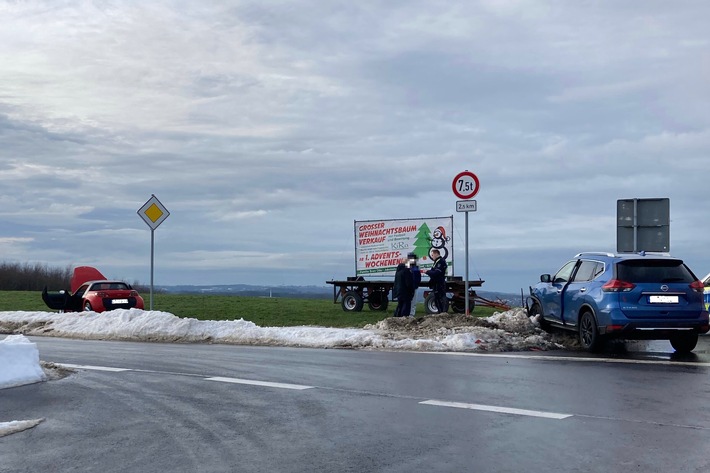POL-GM: Unfall im Kreuzungsbereich mit drei Leichtverletzten