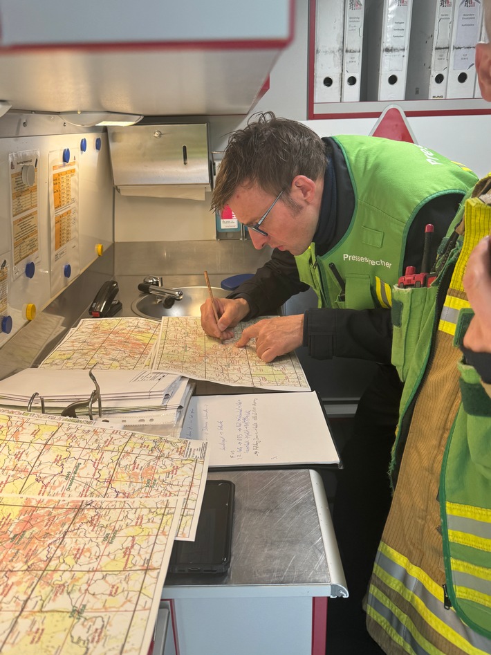 FW Dresden: Lageupdate 10:30 Uhr: Brand in Recyclingunternehmen