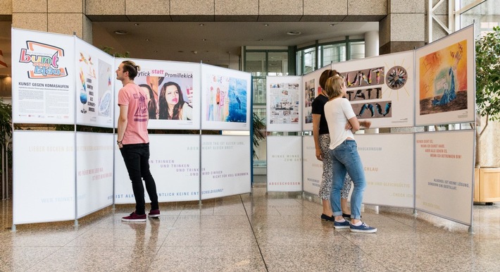 Einladung: Gesundheitsministerin Nonnemacher eröffnet DAK-Ausstellung "bunt statt blau" gegen Komasaufen