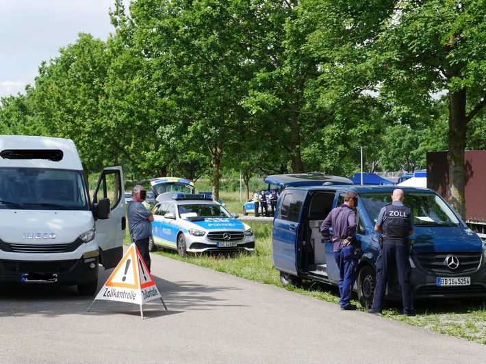 HZA-UL: Zoll prüft Kurierfahrer