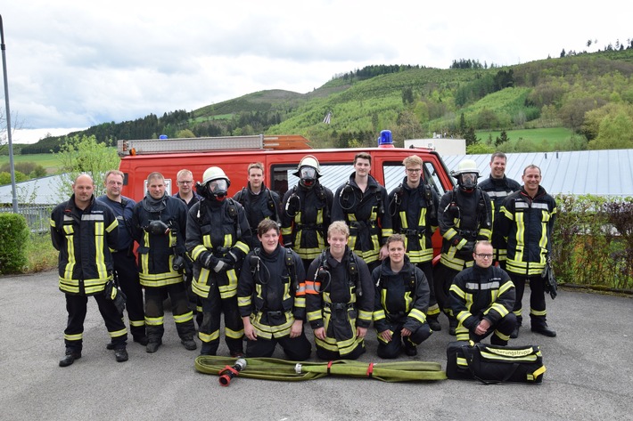 FW-OE: Feuerwehr Lennestadt bildet 8 neue Atemschutzgeräteträger aus