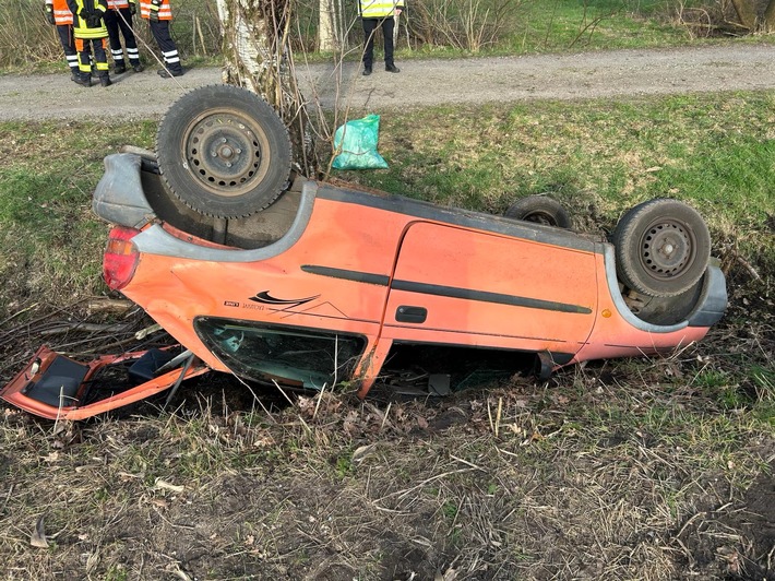 FW-ROW: Drei Menschen bei Verkehrsunfall in Hütten verletzt