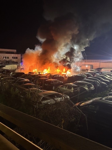 POL-DU: Neumühl: Fahrzeuge auf Gelände eines Abschleppunternehmens brannten - Zeugensuche