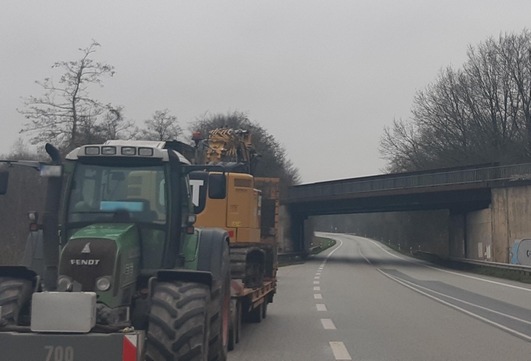 BPOL-FL: Langenhorn - Traktor mit Bagger touchiert Eisenbahnbrücke - Zugausfälle
