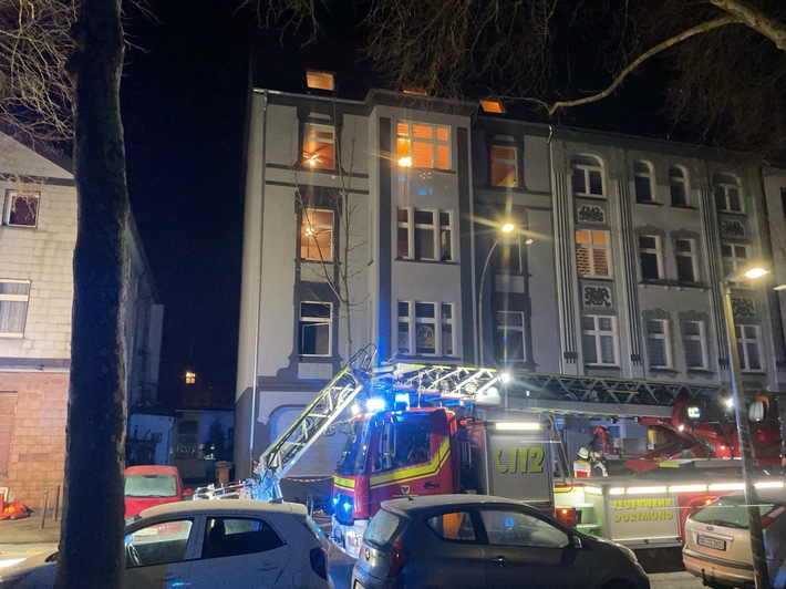 FW-DO: Feuer in Dortmunder Nordstadt / Schwerer Wohnungsbrand in einem Mehrfamilienhaus