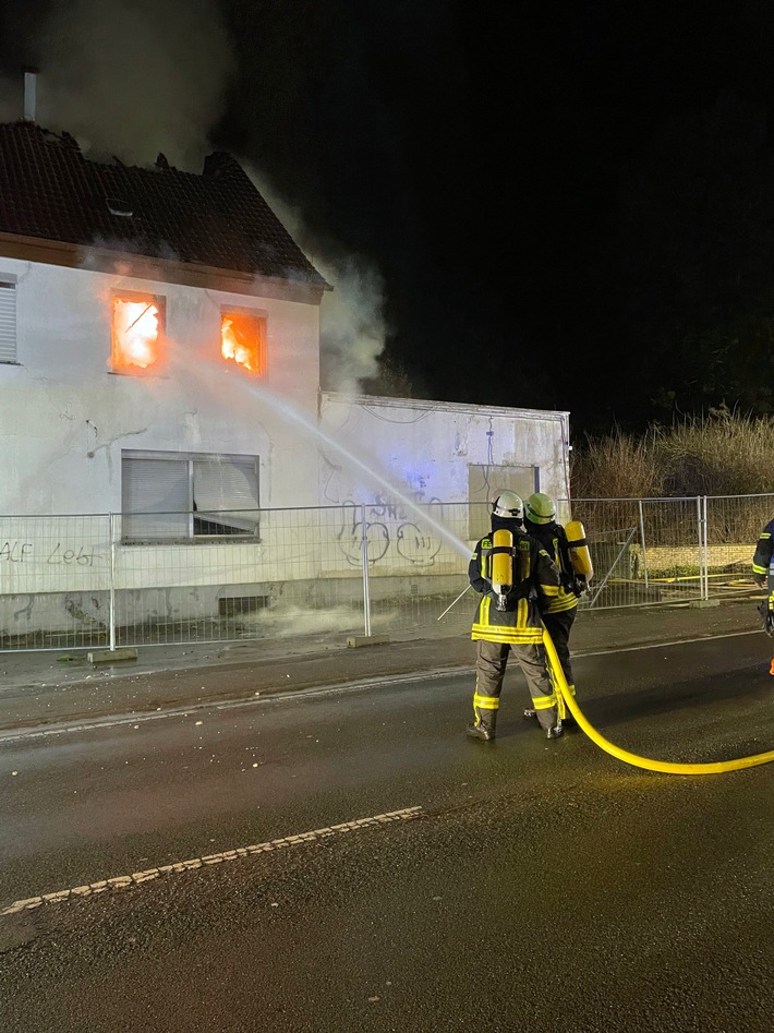 FW-DT: Feuer in leerstehendem Gebäudekomplex