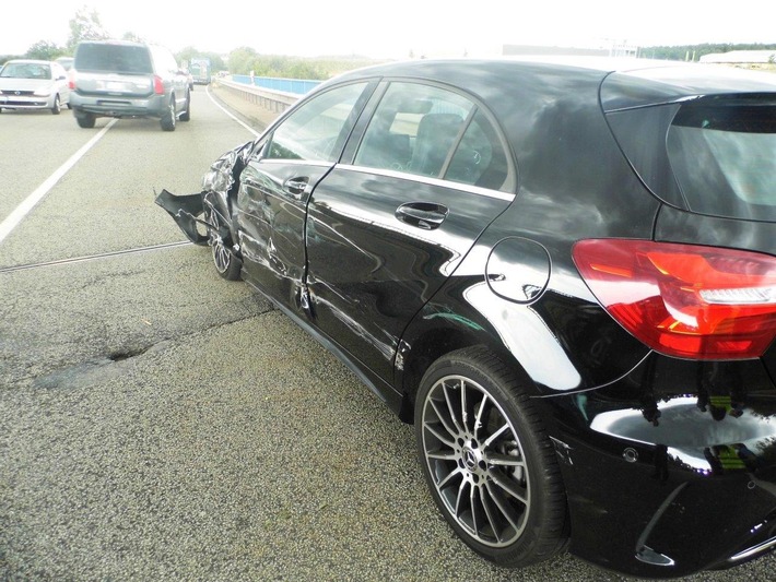 POL-PPWP: Unfall nach Überholvorgang - Polizei beschlagnahmt Führerschein