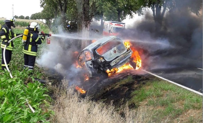 POL-HM: Pkw prallt gegen Baum und fängt Feuer - Autofahrerin stirbt trotz schneller Hilfe