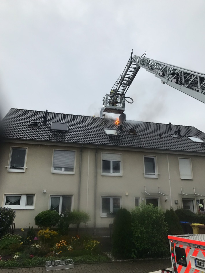 FW-BOT: Dachstuhlbrand nach Blitzeinschlag in Bottrop-Boy