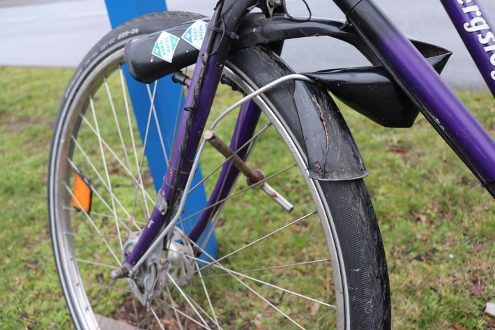 POL-PB: Bolzen blockiert Fahrradspeichen - Radfahrerin schwerverletzt
