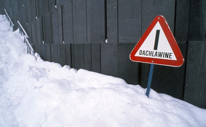 Vorsicht Tauwetter: Wie Schäden durch Dachlawinen versichert sind