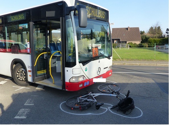 POL-DN: Beim Abbiegen Fahrradfahrerin übersehen