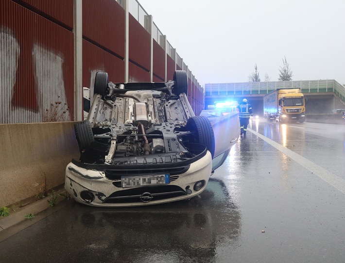 POL-BI: Aquaplaning-Unfall endet auf dem Dach