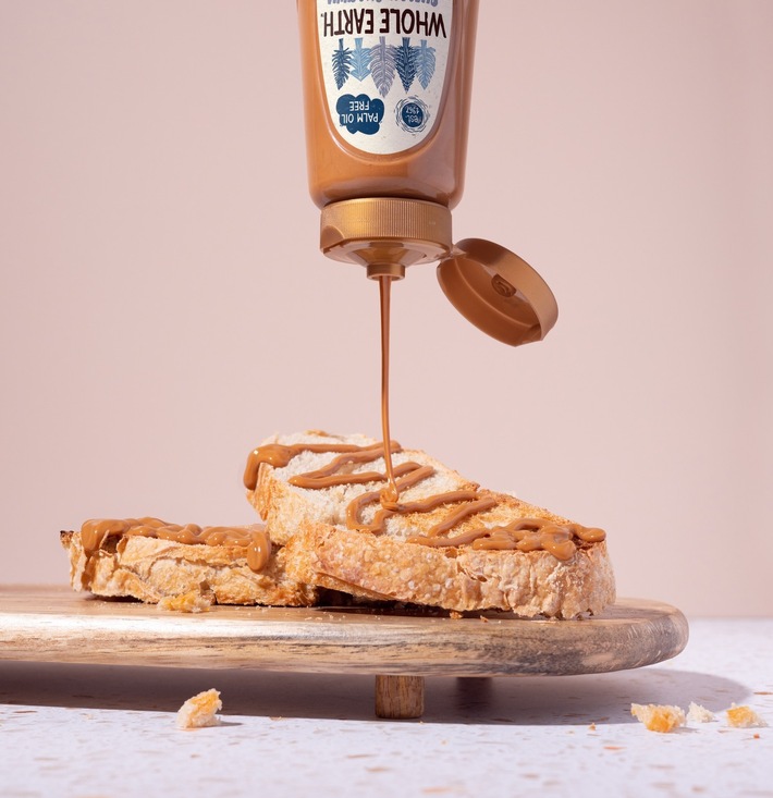 Presseinfo: Whole Earth launcht  in praktischer Dosierflasche Bio-Peanut Butter „Super Creamy”