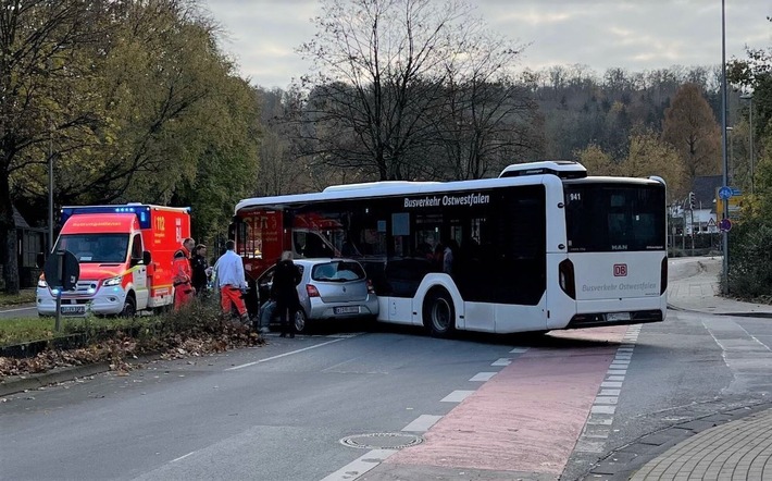 POL-BI: Unfall zwischen Pkw und abbiegendem Bus