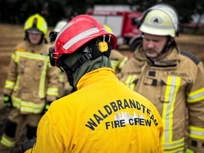 FW-OLL: Fachzug Vegetationsbrandbekämpfung trainiert mit Experten bei praxisnaher Brandübung