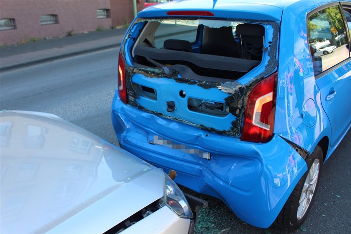 POL-HA: 57-jährige Autofahrerin bei Verkehrsunfall mit vier beteiligten Fahrzeugen leicht verletzt