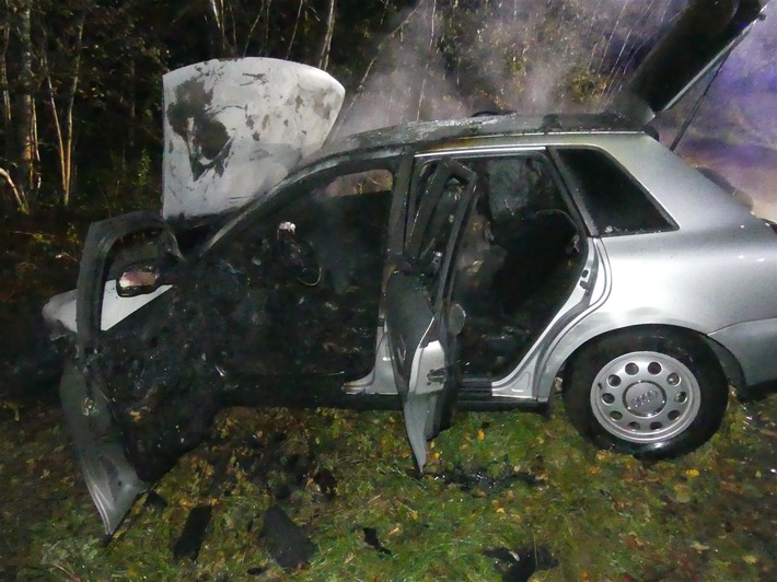 POL-GM: 311021-847: Kollision mit Baum - Auto fängt Feuer