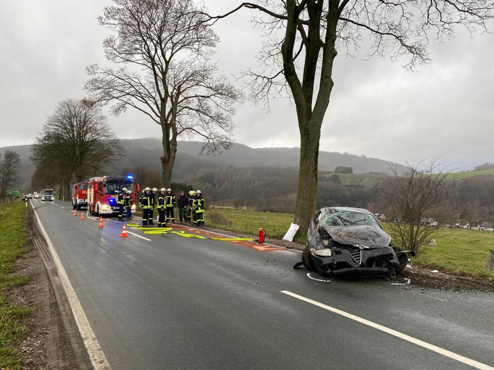 FF Olsberg: Verkehrsunfall auf der L743 in Olsberg. Straße zeitweise voll gesperrt.