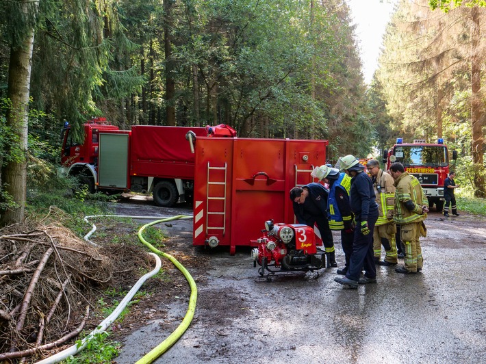 FW-PB: 272 Feuerwehrleute üben Waldbrandszenario im Haarener Wald