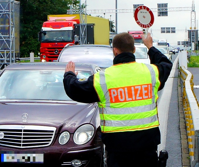 Bundespolizeidirektion München: Autohändler wegen Schleusungsverdachts festgenommen / Bei Autoüberführung nach Deutschland Migranten mitgenommen